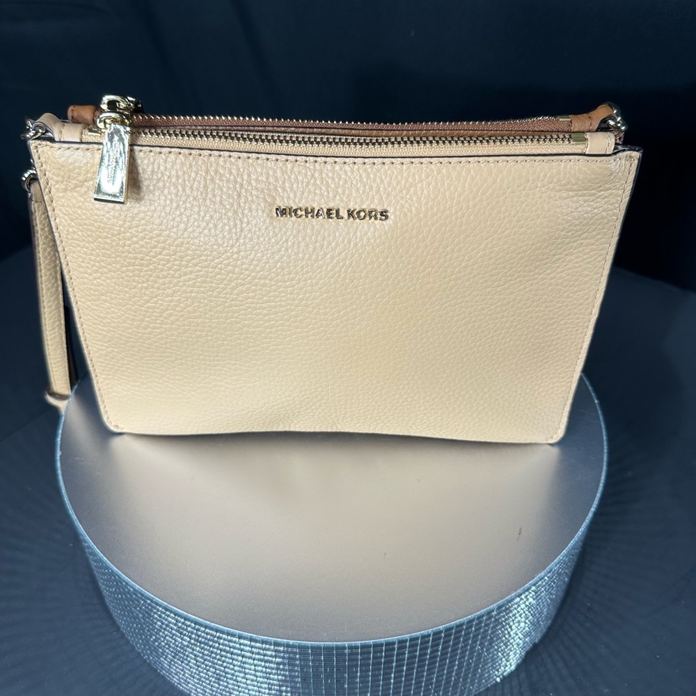 Michael Kors Cream Leather Women's Bag pre
Owned Exellent condition